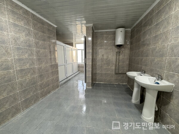 타지키스탄 시린쇼 쇼테무르 농업대학교에 리모델링한 수원화장실.