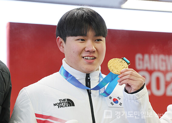 강원 평창군 올림픽 슬라이딩 센터에서 열린 2024 강원동계청소년올림픽 대회 남자 봅슬레이 모노봅에서 금메달을 차지한 한국 소재환이 메달 시상식에서 금메달을 들어 보이고 있다.
