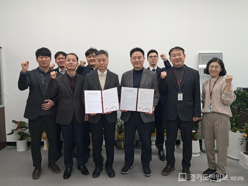 포천시가 한국국토정보공사(LX)와 시유(일반)재산 위탁관리계약을 체결하고 사진을 찍고 있다.
