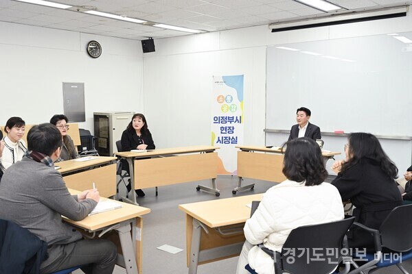 김동근 의정부시장이 정보도서관 문화생활반에서 ‘현장시장실’을 열고 사립 작은도서관 관계자들의 목소리에 귀를 기울이고 있다.