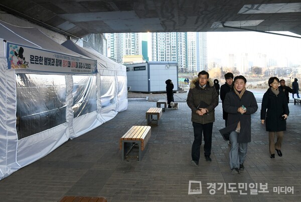 김동근 의정부시장이 중랑천 동막교 하부 ICT 쉼터를 둘러보고 있다. 
