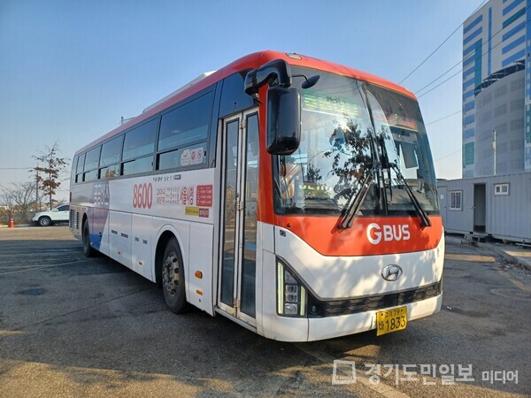 김포시가 김포골드라인 단기 혼잡완화방안과 관련 출근시간대 광역버스 공급을 확대한다. 사진은 8600번 버스. 