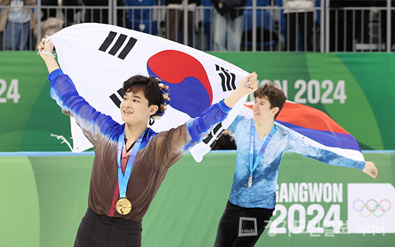 강원 강릉 올림픽파크 아이스아레나에서 열린 2024 강원동계청소년올림픽 대회 남자 피겨 싱글 프리 스케이팅 시상식에서 대한민국 김현겸이 금메달을 받고 태극기 세리머니를 하고 있다.