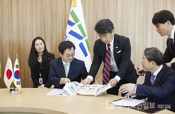 김동연 경기도지사가 일본 아이치현의회 의원들과 우호협력 활성화 방안을 모색하고 있다. 