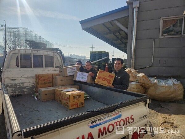 동두천시 상패동 통장협의회가 취약계층 70가구에 설맞이 이웃돕기 물품 배부에 나섰다. 
