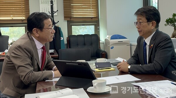 이현재(왼쪽) 하남시장이 박상우 국토교통부 장관을 만나 서울 출퇴근 문제 해결 등을 요청하고 있다. 