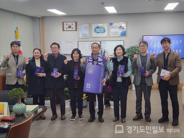 최광현(왼쪽부터 다섯 번째) 안양시 만안구청장과 직원들이 FC안양 연간회원권을 구매하고 기념촬영을 하고 있다.