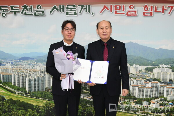 박형덕(오른쪽) 동두천시장이 김동균 주식회사 명보 대표를 2월 ‘1일 명예시장’에 위촉하고 함께 사진을 찍고 있다.