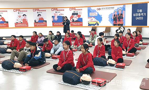 경기도국민안전체험관에서 응급처치를 배우는 중국 학생단체. 