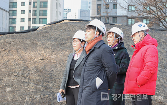 동구의회 의원들이 숭인지하차도 공사현장을 방문해 진행 상황을 점검하고 있다.