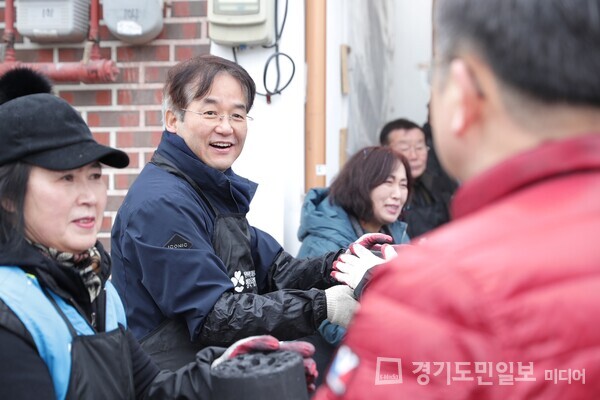 이동환 고양특례시장이 취약계층 연탄 나눔 봉사활동에 동참하고 있다.