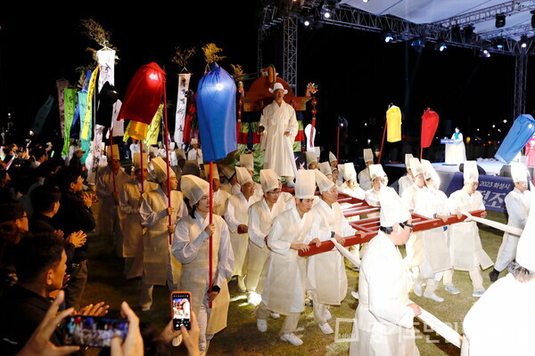 화성시 대표 축제인 ‘정조효문화제’가 진행되고 있는 모습.