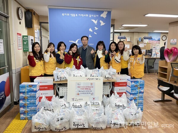 구리시 교문1동 적십자봉사회가 교문1동 행정복지센터에 식료품 37박스를 후원하고 있다.