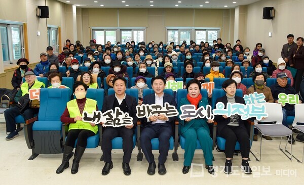 6일 녹양종합사회복지관에서 열린 2024년 노인일자리 발대식에서 김동근 의정부시장이 참석자들과 사진을 찍고 있다.