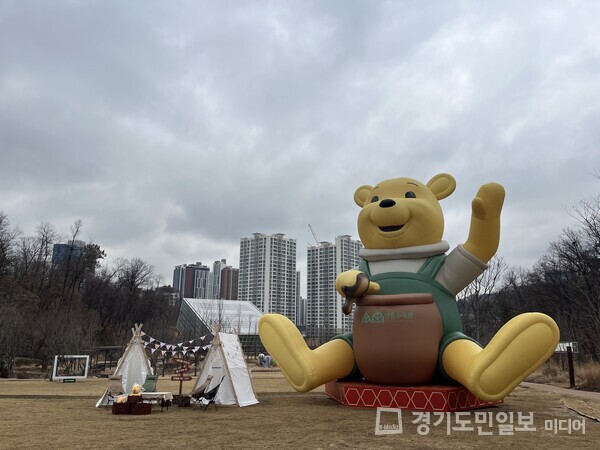 영흥수목원에 전시된 대형 ‘곰돌이 푸’ 애드벌룬.