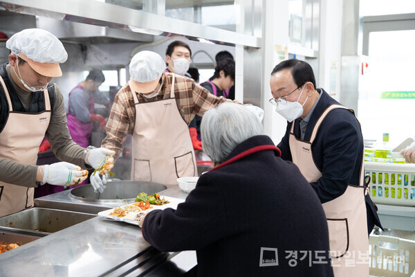 김덕현 연천군수가 7일 연천군노인복지관을 찾아 어르신들을 위한 배식봉사에 참여하고 있다.
