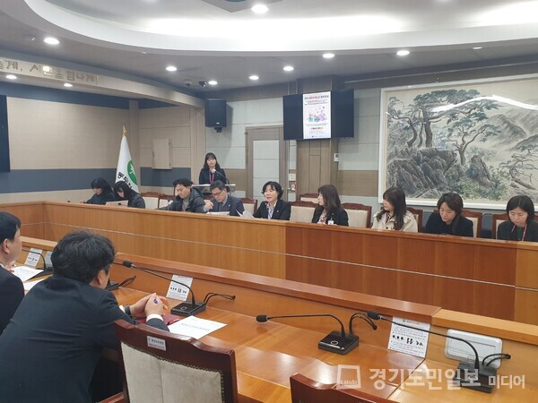 동두천시가 폐지 수집 노인 전수조사 관련 회의를 13일 시청 상황실에서 개최하고 있다. 