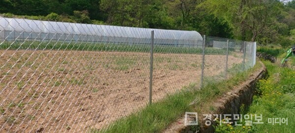 멧돼지, 고라니 등 야생동물에 의한 농작물 피해를 예방하고자 설치한 철망울타리.