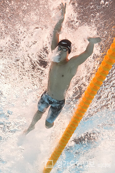 황선우가 카타르 도하의 어스파이어돔에서 열린 2024 국제수영연맹 세계선수권대회 남자 자유형 200m 결승에서 역영하고 있다.