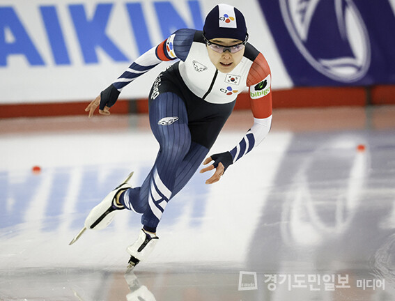 김민선이 캐나다 앨버타주 캘거리의 올림픽 오벌에서 열린 2024 국제빙상경기연맹(ISU) 스피드스케이팅 세계선수권대회 500ｍ 결승 경기를 펼치고 있다.