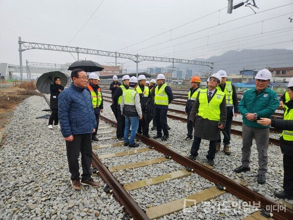 연천군이 관계 기관과 함께 수도권전철 1호선 동두천~연천 구간 현장점검에 나서고 있다.  