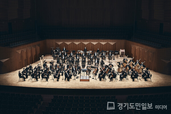 부천필하모닉오케스트라 정기연주회가 시작되고 있는 모습.