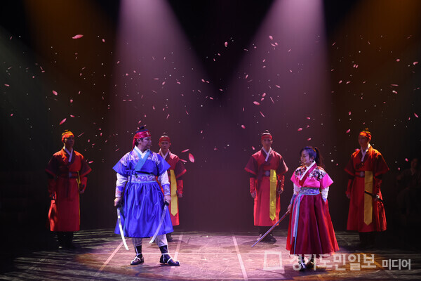 수원시립공연단의 창작 무예 뮤지컬 ‘THE BOOK’ 공연의 한 장면.