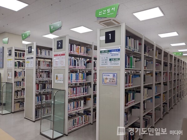 올해 총 1만3000여권의 장서를 확충하는 광명시 철산도서관 내부.