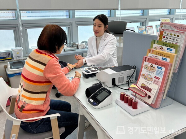 시흥시 중부건강생활지원센터가 일반 시민을 대상으로 건강 상담을 해주고 있다. 