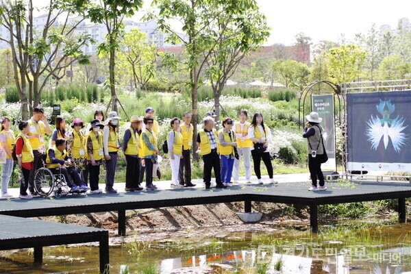 수원 일월수목원을 찾은 관람객들.