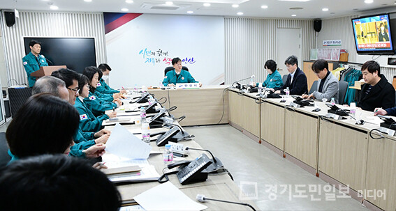 안산시가 21일 오전 이민근 안산시장 주재로 비상진료대책 점검 회의를 개최하고 있다. 