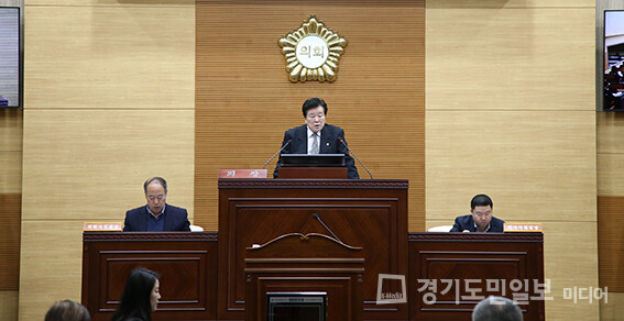 이의명 옹진군의회 의장이 제242회 임시회 폐회를 알리고 있다.