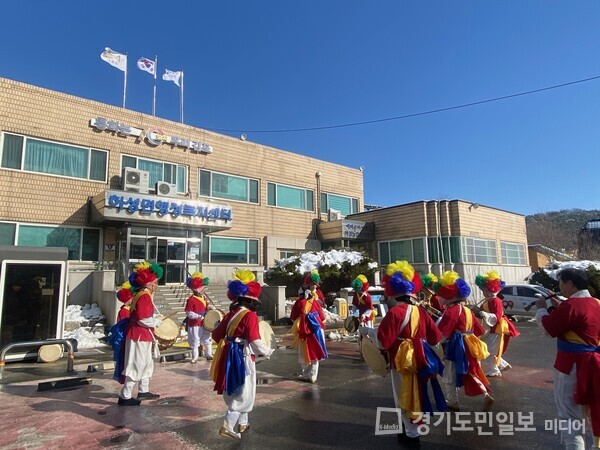 김포시 하성면 행정복지센터 주차광장에서 하성두레농악회가 지신밟기 행사를 펼쳐 보이고 있다.