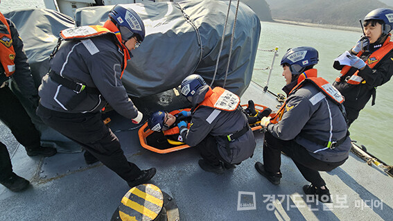 인천해경 경비함정 경찰관들이 팀워크 훈련을 하고 있다.