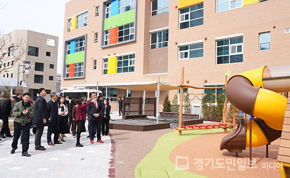 인천시의회 의원들이 검단꿈유치원을 방문해 개교 준비 상황을 점검하고 있다.
