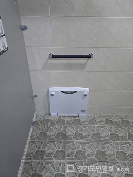동두천시가 주요 근린공원 3개소 화장실에 다목적발판 설치를 완료했다.