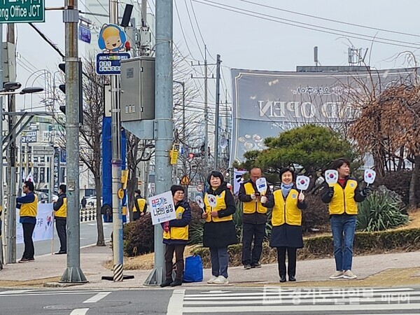한국자유총연맹 이천시 증포동위원회 위원들이 증포동 사거리에서 ‘나라사랑 태극기 달기 캠페인’을 벌이고 있다. 