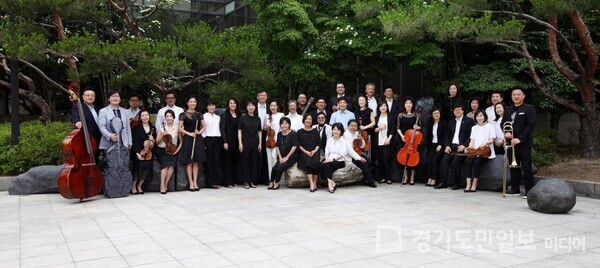 현악, 관악, 타악기, 건반, 성악 분야 등 세대를 아우르는 50여명의 연주자로 다양한 실내악 작품을 선보이고 있는 한국페스티발앙상블.