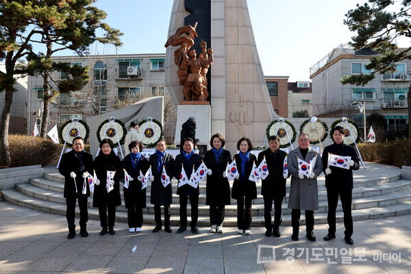 인천 계양구의회가 지난 1일 제105주년 3.1절을 맞아 황어장터 3.1만세운동 기념탑을 찾아 참배하고 있다.
