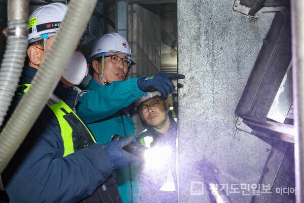 김성완 인천교통공사 사장이 나서서 해빙기 대비 합동 안전점검을 하고 있다.