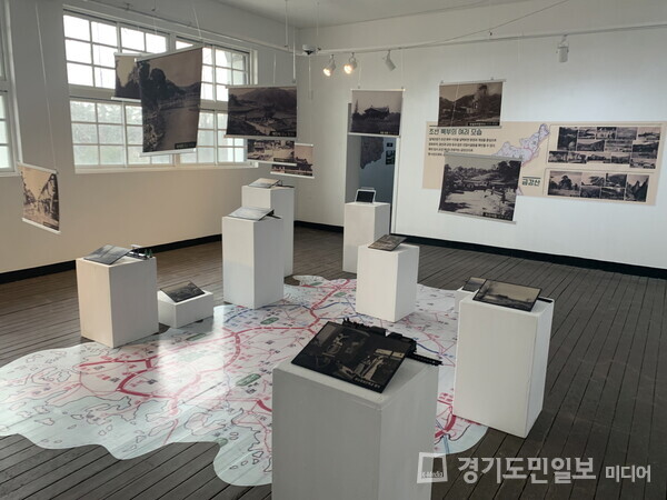 평택문화원이 2024 평택학 특별전 일제강점기 옛 사진 ‘조선과 평택’을 웃다리문화촌 SPACE 3-4에서 열고 있다.