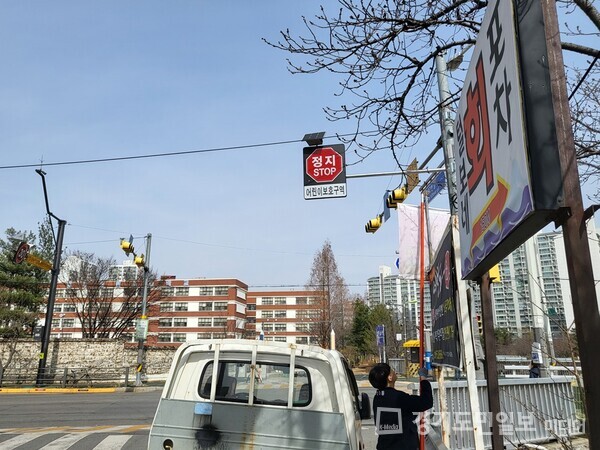 의정부시 송산3동이 학교 주변 불법 광고물 일제정비에 나섰다. 