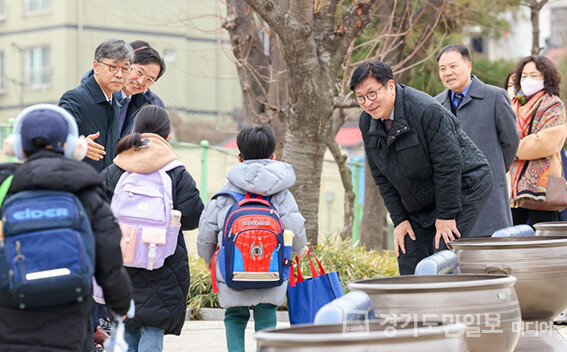 도성훈 인천시교육감이 인천도화초등학교에서 등교하는 학생들을 맞이하고 있다.