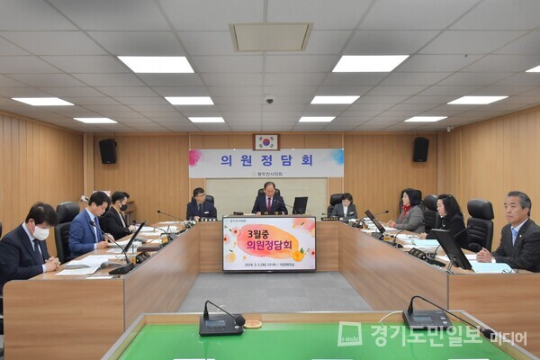 동두천시의회가 5일 의원회의실에서 ‘3월 중 동두천시의회 의원정담회’를 개최하고 있다. 