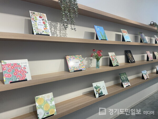 동두천시 평생교육원 시립도서관이 봄날을 가득 담은 그림책을 선별하여 1층 복도에 전시했다.