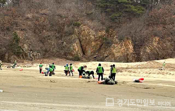옹진군 대청면 주민들이 미아동 해변에 밀려 들어온 해안쓰레기를 수거하고 있다.