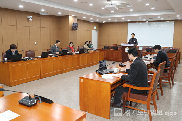 이천시의회가 6일 ‘제241회 임시회 폐회 중 제1차 운영위원회’를 열고 올해 두 번째 임시회 일정을 협의하고 있다.