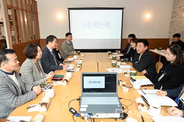 김동근 의정부시장이 6일 송산3동 행정복지센터에서 ‘송산권역 시장 티타임’을 열고 주민들과 소통하고 있다.