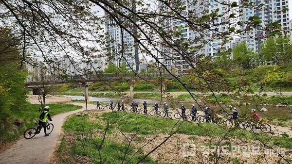 안양시가 올해도 시민들의 안전하고 즐거운 자전거 이용 문화를 확대하고자 무료로 운영하는 ‘자전거 상설교육’을 시작했다. 