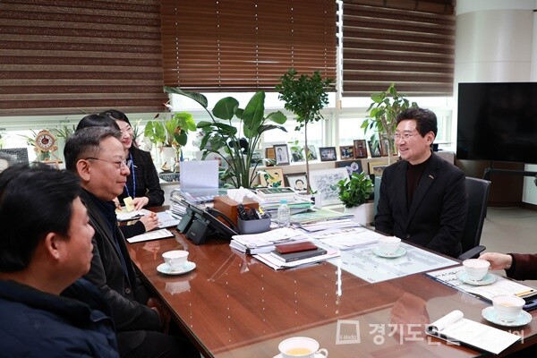 ㈜용인실업 김종오(왼쪽 중앙) 대표가 용인특례시장실을 방문, 성금을 기탁한 후 담소를 나누고 있다. 